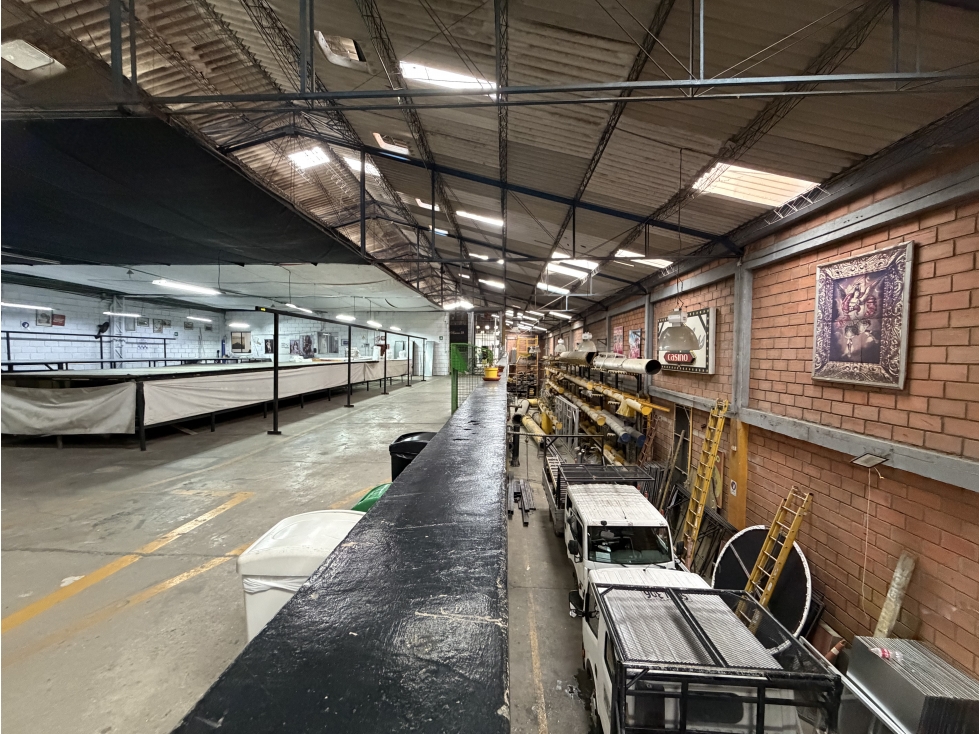 Venta excelente bodega Sector Aguacatala - 16 mil millones - 2