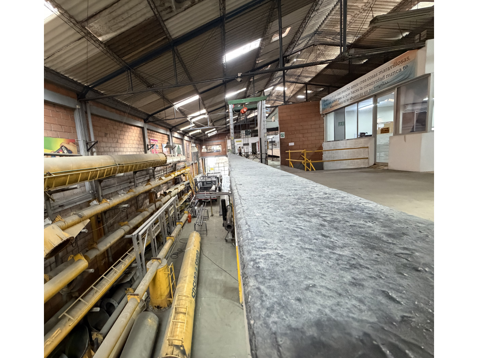 Venta excelente bodega Sector Aguacatala - 16 mil millones - 6