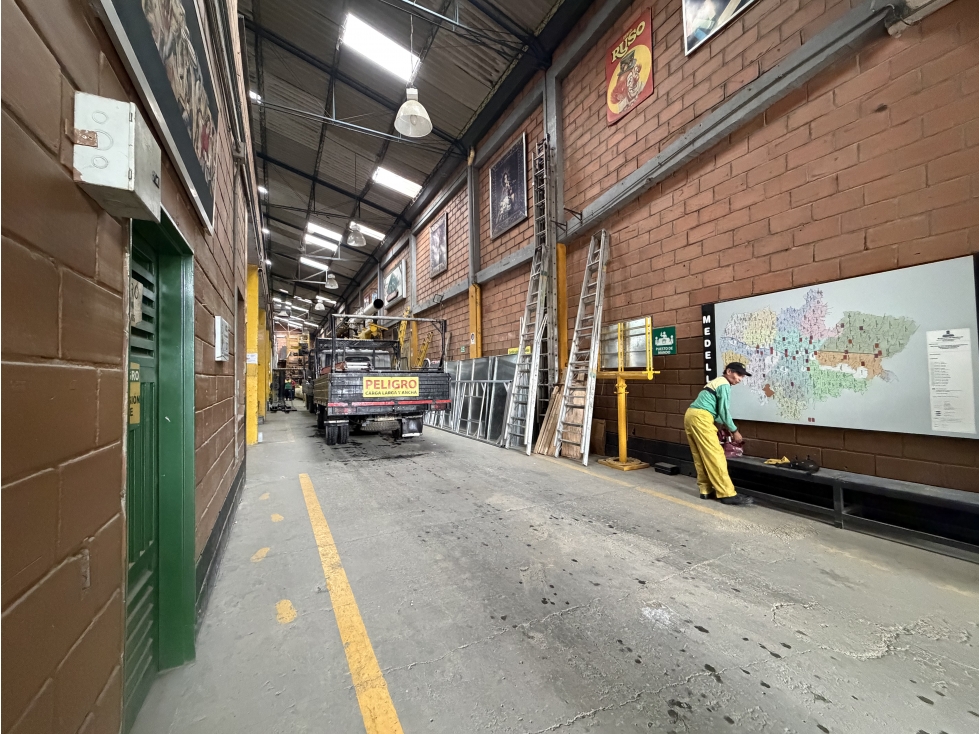 Venta excelente bodega Sector Aguacatala - 16 mil millones - 5