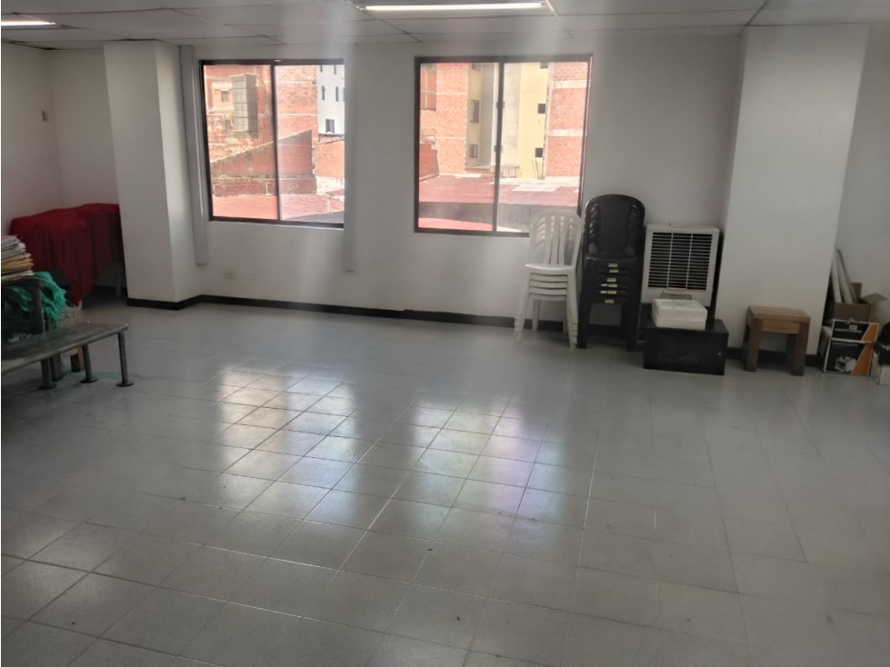 ARRIENDO OFICINA - LAURELES
