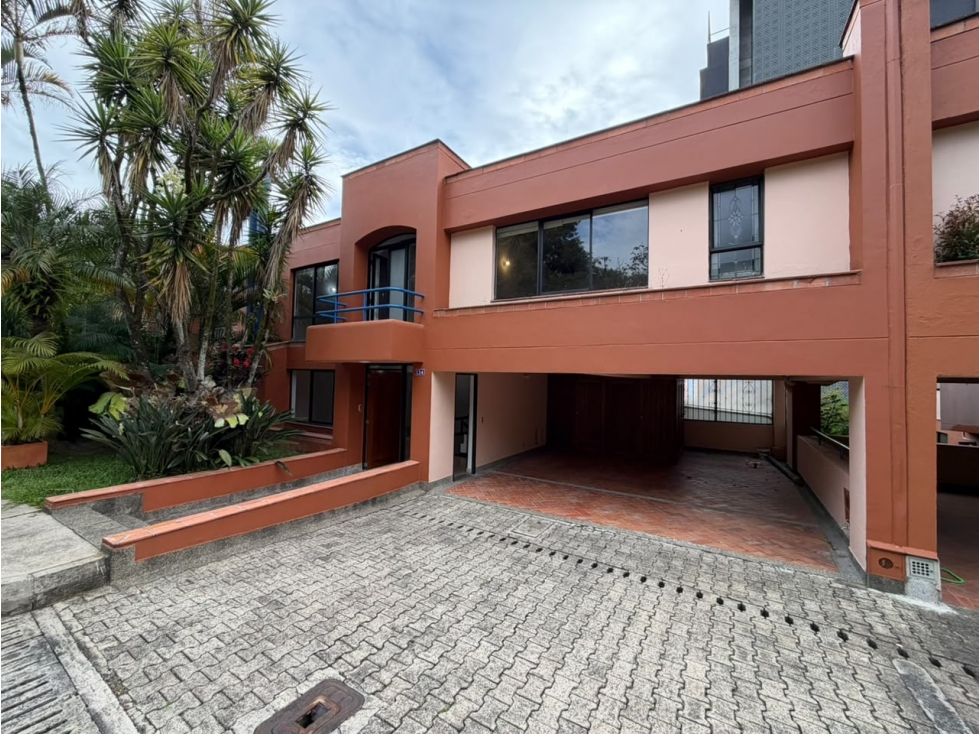 VENDO CASA - POBLADO LOMA DE LOS BALSOS