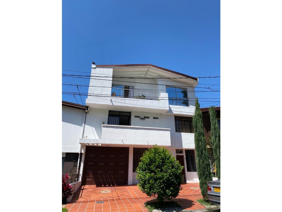 ARRIENDO CASA - LAURELES