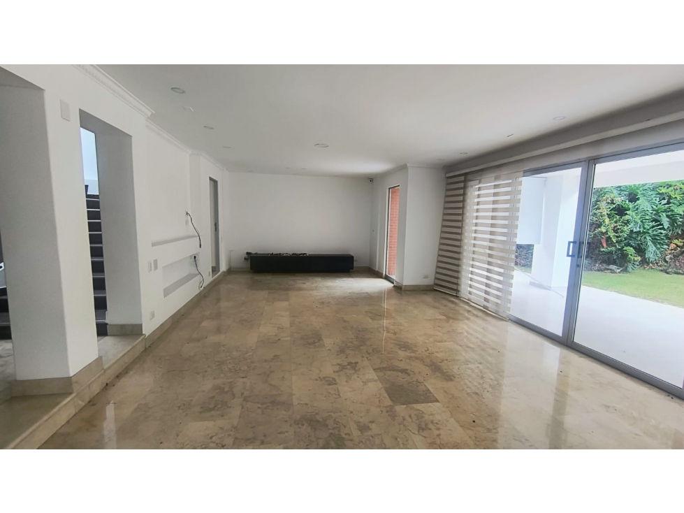 ARRIENDO CASA UNIFAMILIAR - POBLADO.