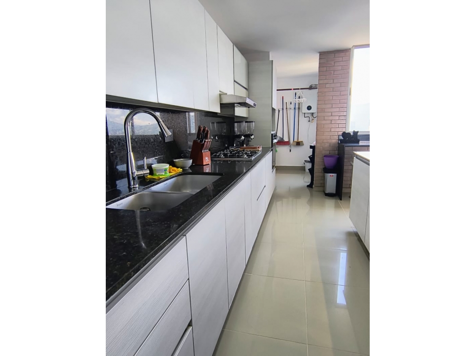 ARRIENDO APARTAMENTO AMOBLADO - POBLADO CERCA AL TESORO