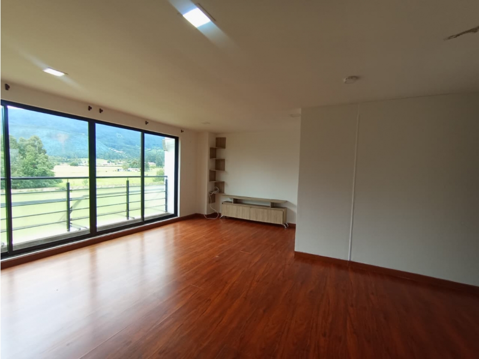 VENDO APTO 5TO PISO SIN ASCENSOR -HERMOSA VISTA- CON PARQUEADERO