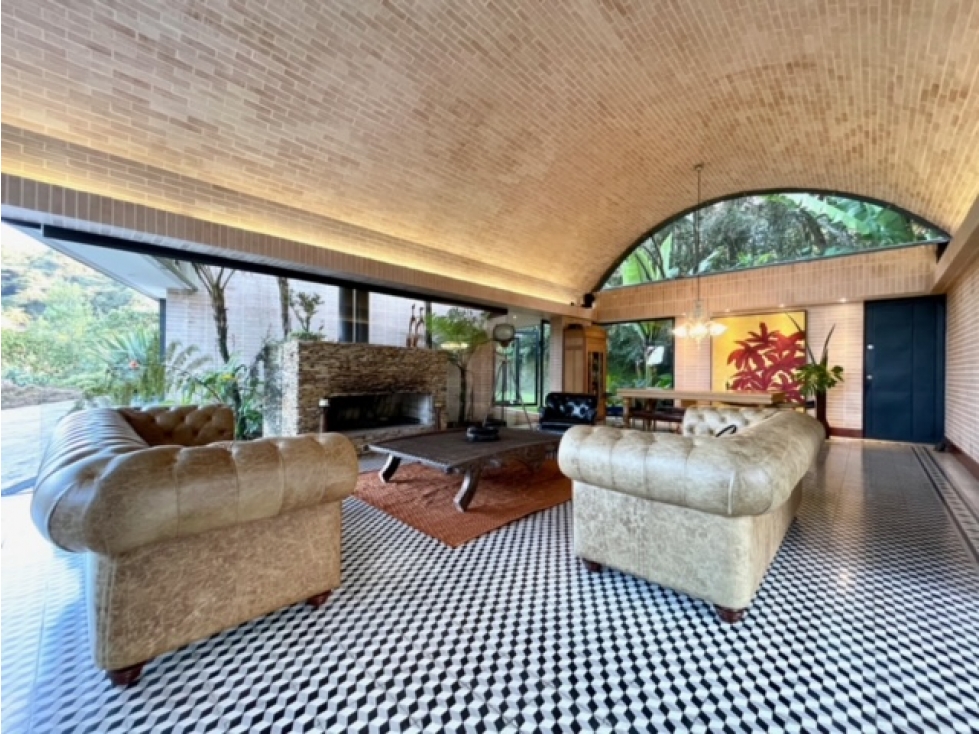 Casa de lujo en venta, Alto del Escobero, moderna con vista.