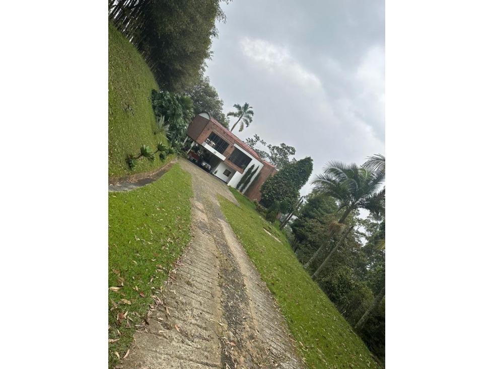 HERMOSA CASA EN VENTA DE DOS NIVELES EN LA ESTRELLA VARIANTE DE CALDAS