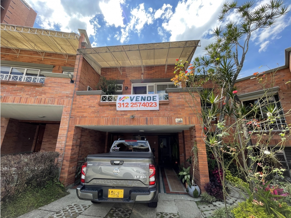 SE VENDE HERMOSA CASA DE TRES NIVELES EN ENVIGADO - LOMA DE LAS BRUJAS