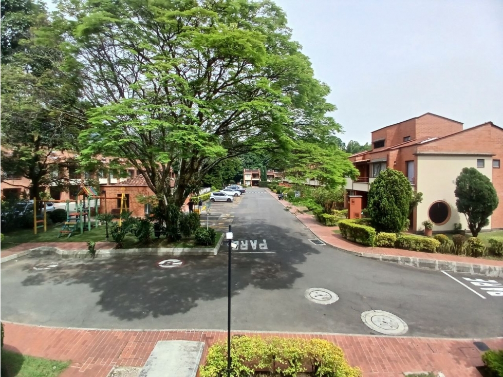 CASA DE DOS NIVELES EN ARRIENDO ENVIGADO EN CAMINO VERDE P1