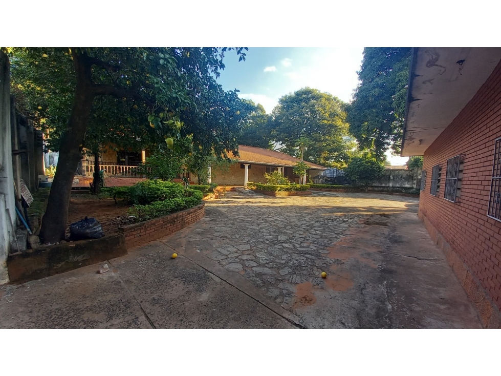VENDO AMPLIA PROPIEDAD A PASOS DE LA AV CACIQUE LAMBARE - 3