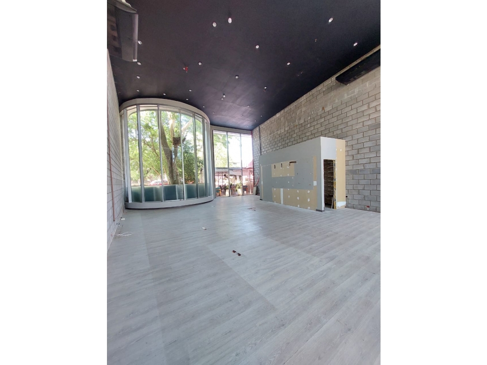 IMPORTANTE VIDRIERA. SALÓN COMERCIAL EN ZONA SAN MARTIN - 133 M2 - 3