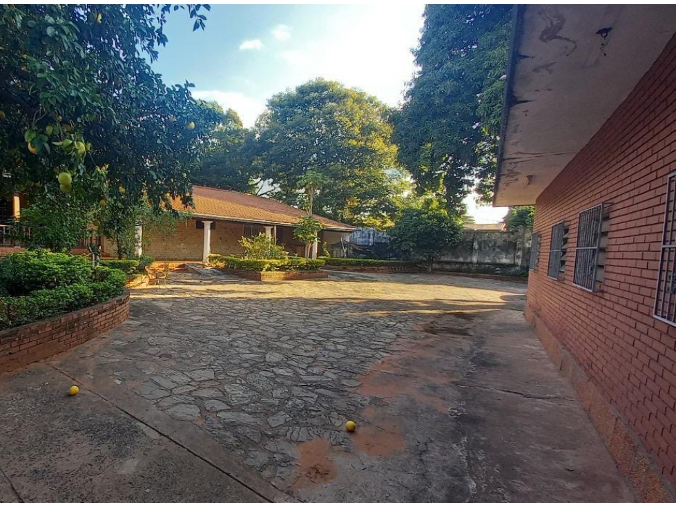 VENDO AMPLIA PROPIEDAD A PASOS DE LA AV CACIQUE LAMBARE - 4