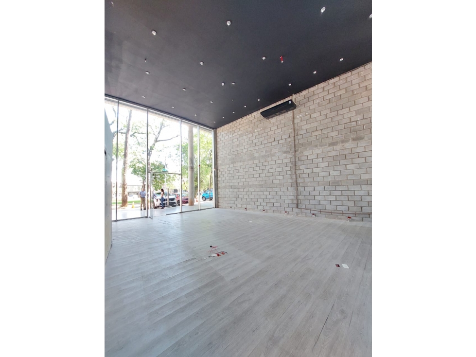 IMPORTANTE VIDRIERA. SALÓN COMERCIAL EN ZONA SAN MARTIN - 133 M2 - 1