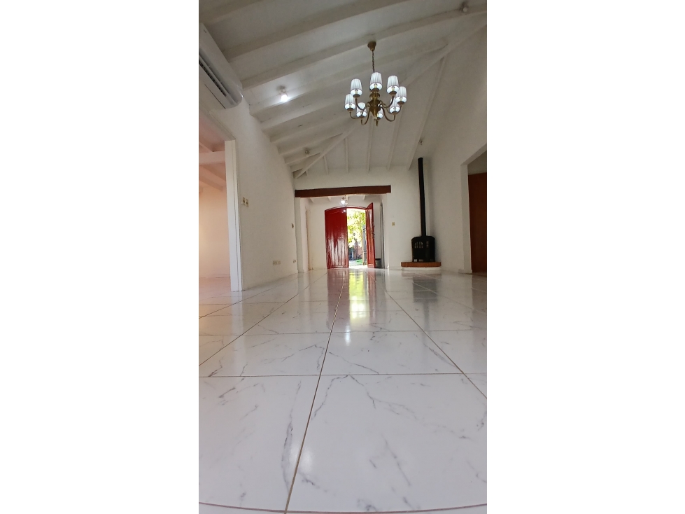 HERMOSA CASA DE UNA PLANTA EN BARRIO LOS LAURELES - 1
