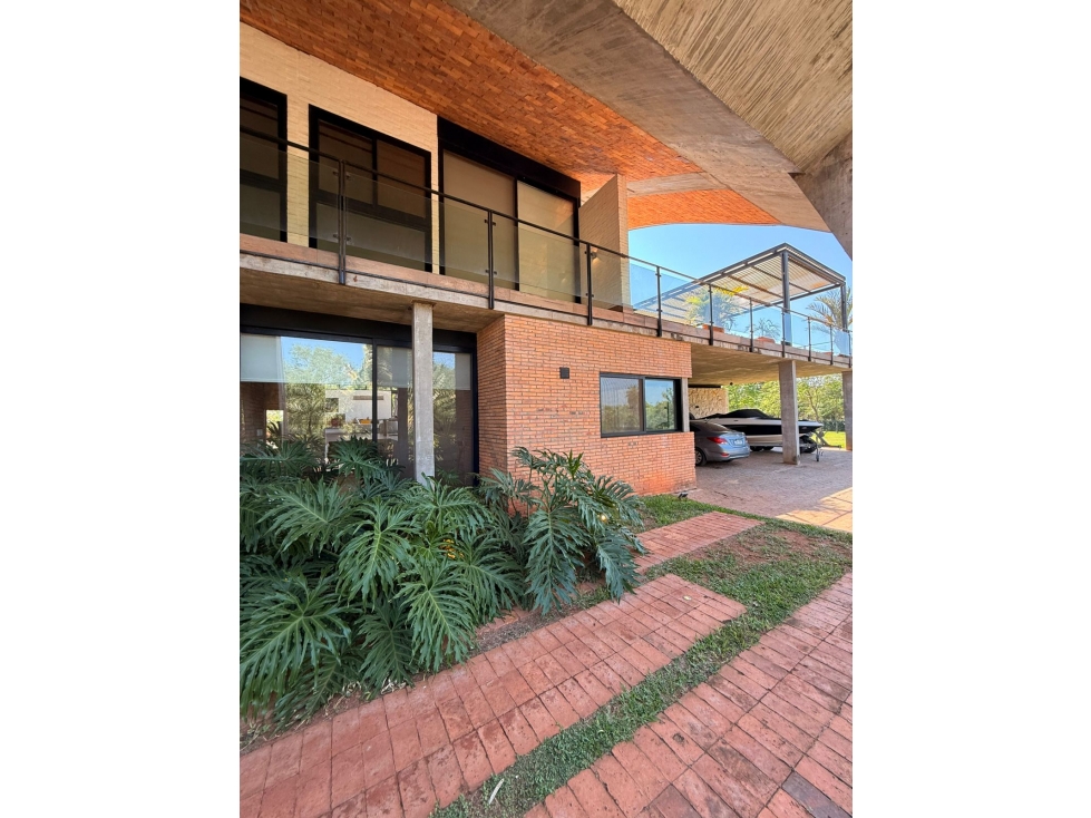 VENDO RESIDENCIA DE LUJO EN SURUBI'I MARIANO ROQUE ALONSO - 1