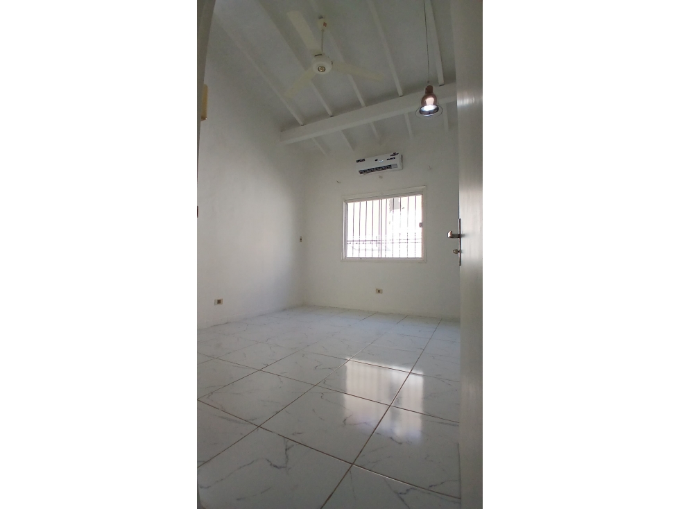 HERMOSA CASA DE UNA PLANTA EN BARRIO LOS LAURELES - 6