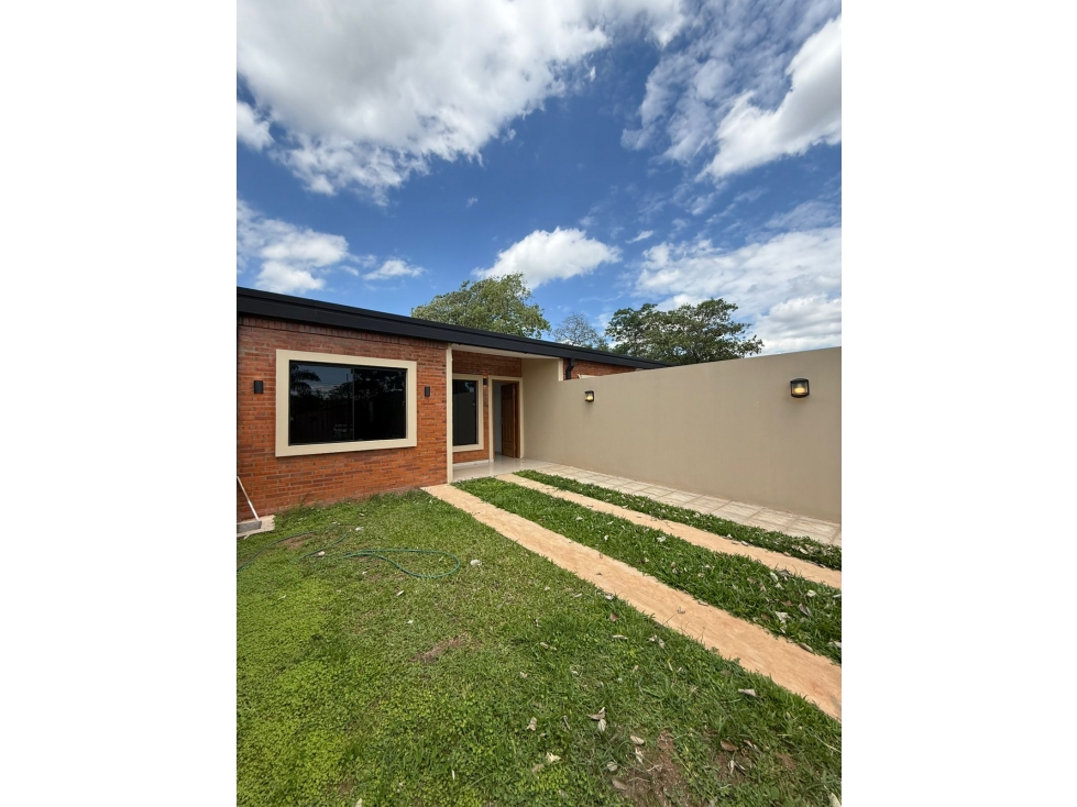 VENDO CHALET A ESTRENAR EN LUQUE MORA CUE - 1