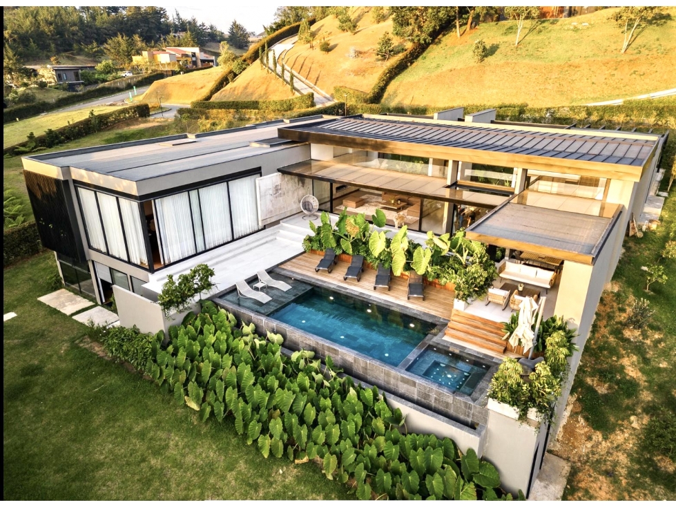 Espectacula casa cerca a medellin via la ceja.