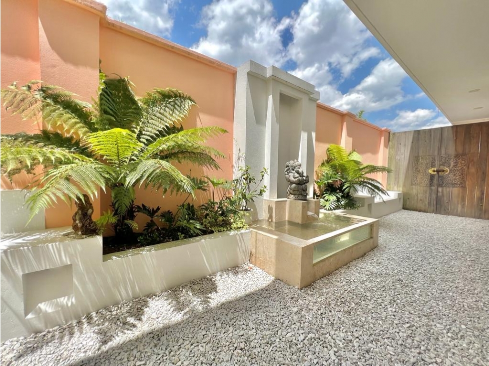 casa de 450 metros moderna, sector cola del zorro, Poblado, Medellin.