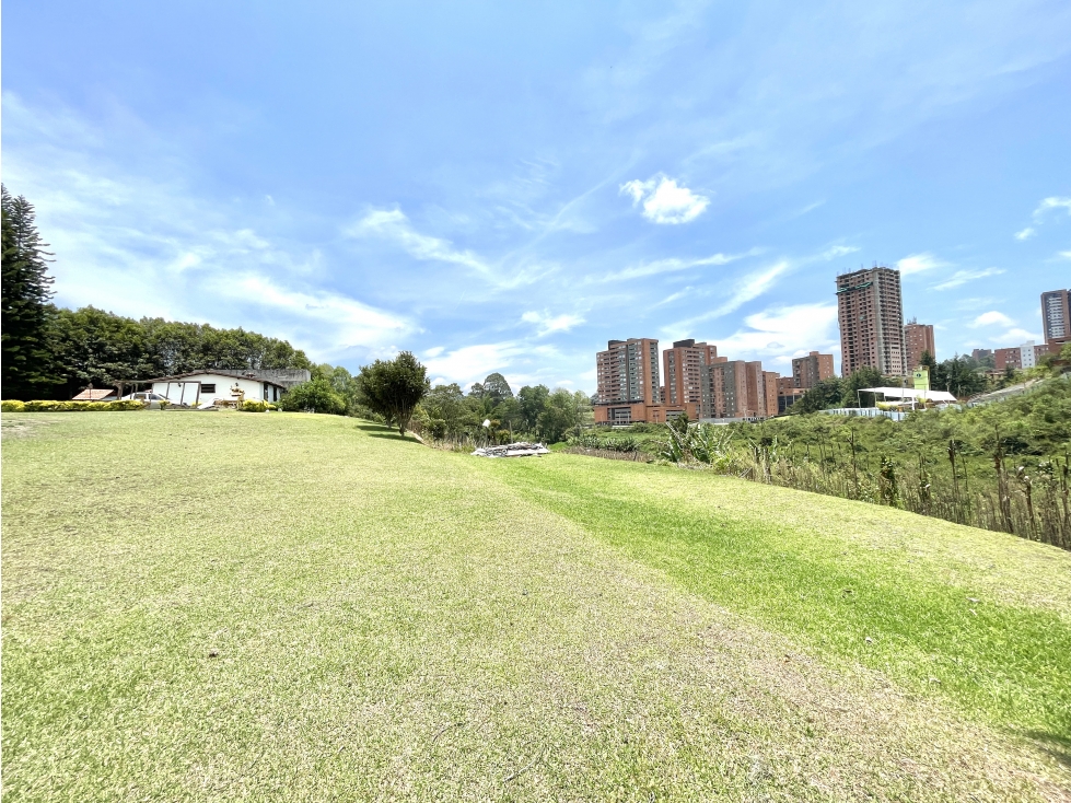 Lote para construir de 6.400 metros cuadrados
