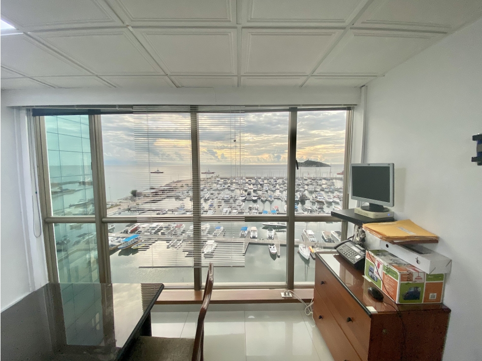 OFICINA EN VENTA EN EL CENTRO CON VISTA A LA MARINA DE SANTAM MARTA