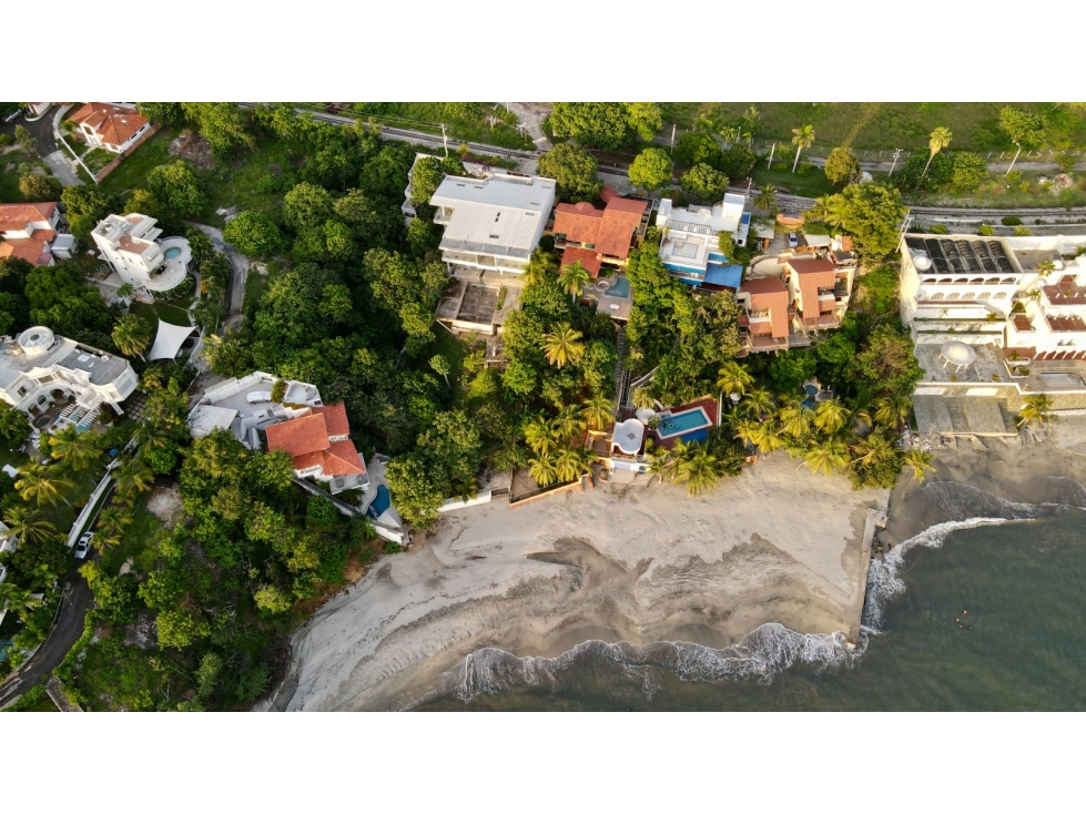 VENTA CASA CON PLAYA SEMI-PRIVADA & VISTA AL MAR EN PRIMERA LINEA — foto 2