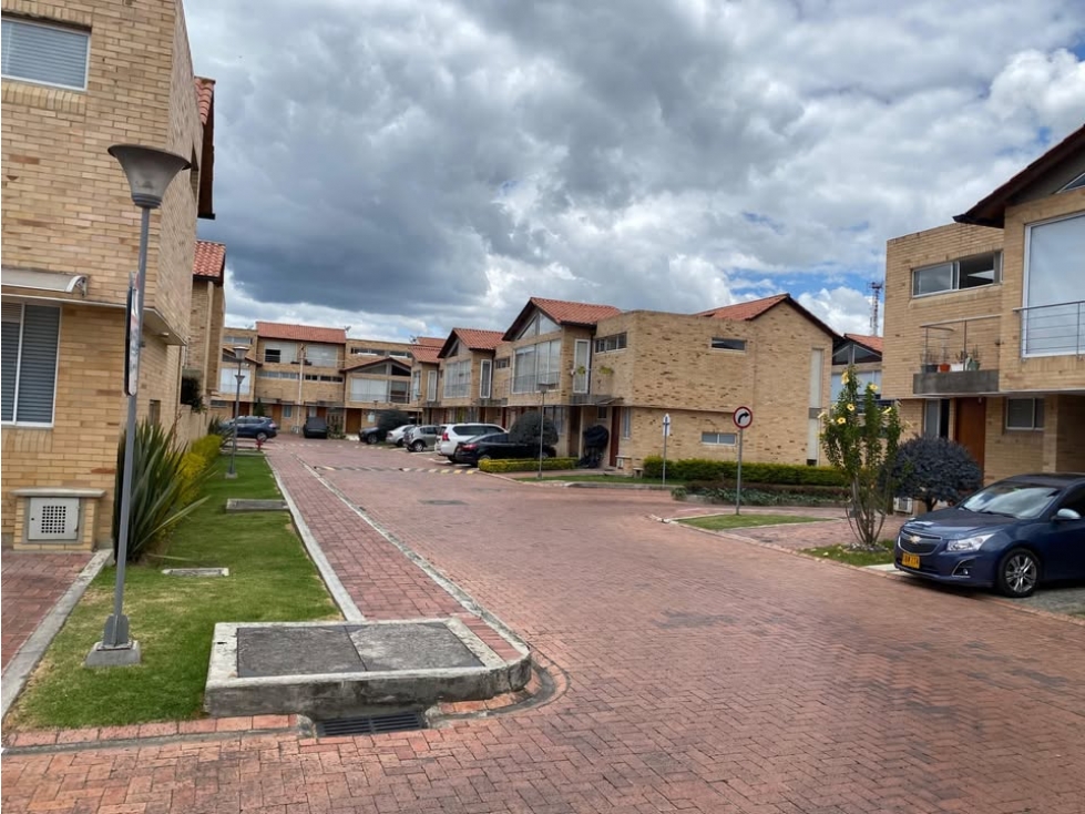 CASA ESQUINERA EN VENTA EN CHÍA 143m2 co1