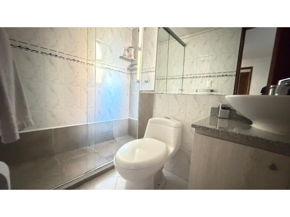 SE VENDE HERMOSO APARTAMENTO EN EL CORAZON DE LAURELES — foto 3