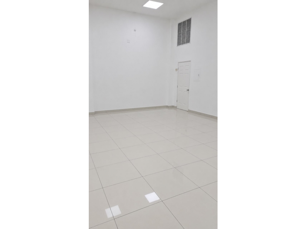 VENDO LOCAL SHOWROOM ZONA LIBRE - 4