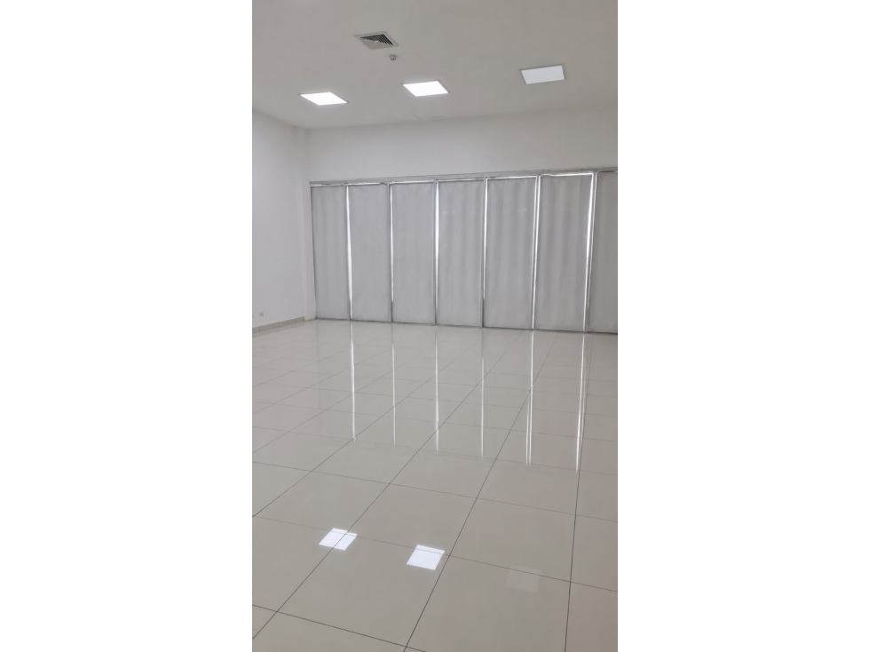 VENDO LOCAL SHOWROOM ZONA LIBRE - 2