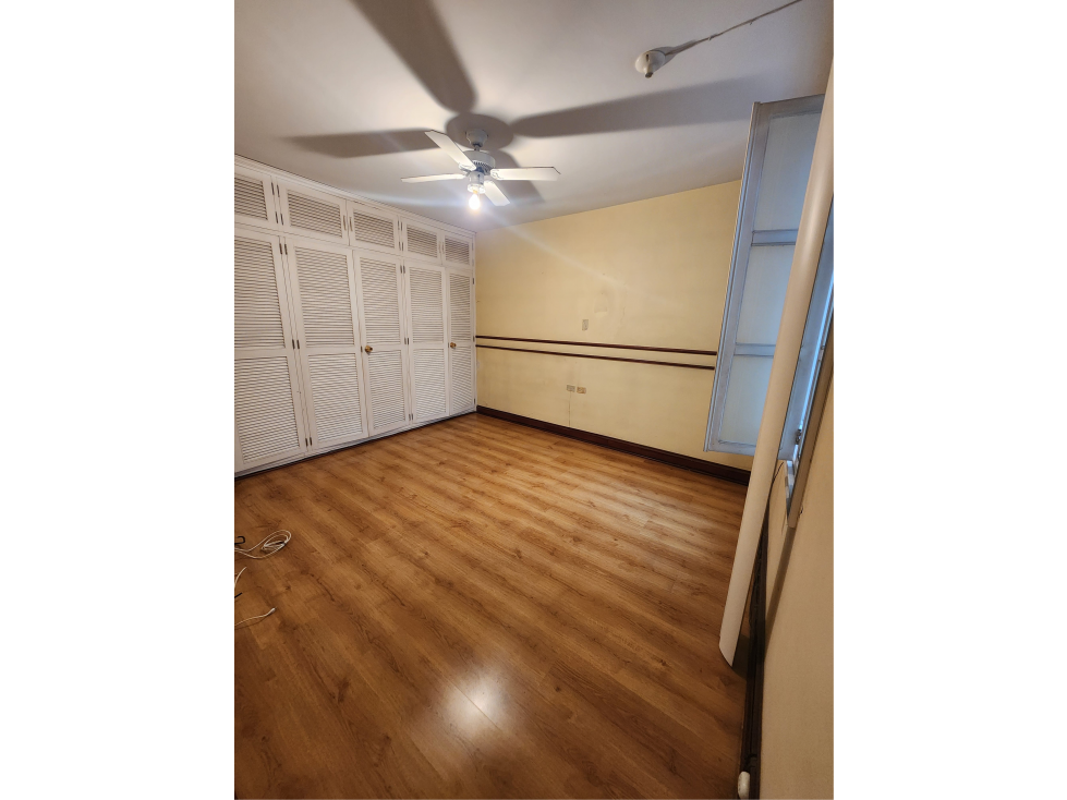Se VENDE APTO en LAURELES MEDELLÍN, sector LA CASTELLANA — foto 2