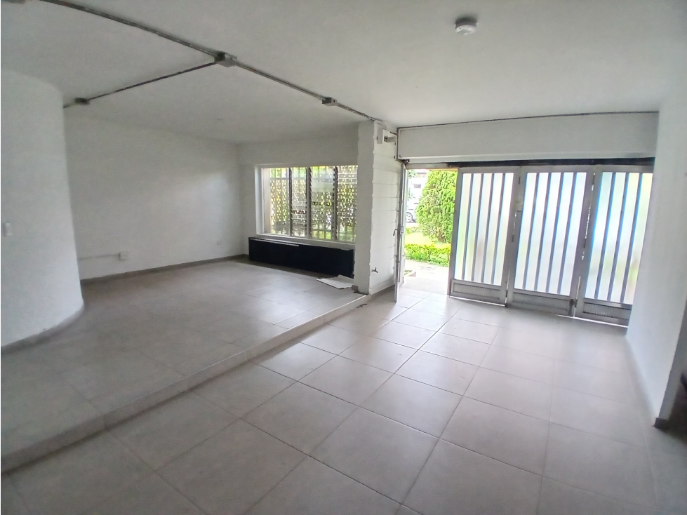 Se ARRIENDA CASA COMERCIAL en LAURELES MEDELLÍN, sector LA CASTELLANA