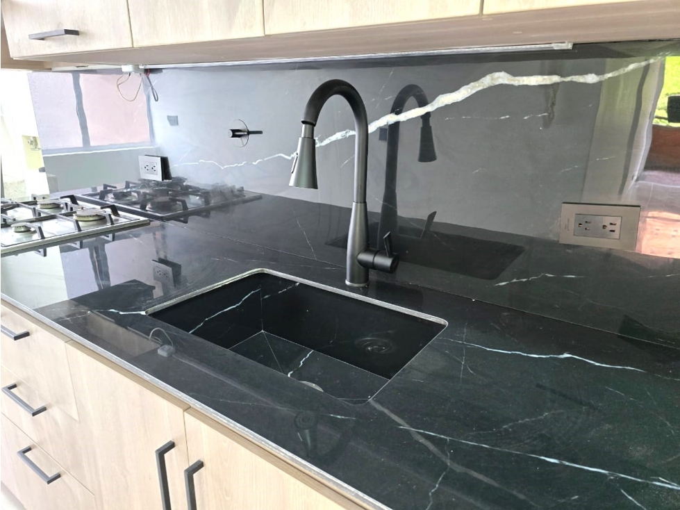 Se VENDE APARTAMENTO en EL POBLADO, MEDELLÍN Sector LOMA DEL INDIO. — foto 3