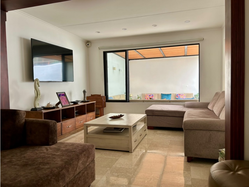 SE VENDE CASA EN EL POBLADO MEDELLIN, sector LAS LOMAS