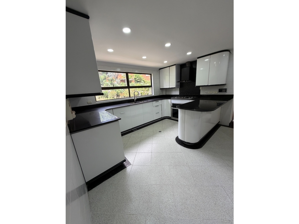 SE ARRIENDA APARTAMENTO EN EL POBLADO MEDELLIN, sector EL CAMPESTRE. — foto 6