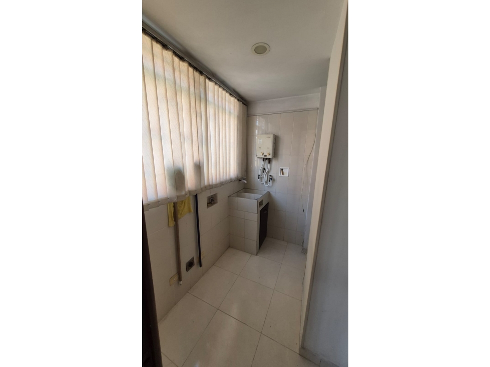 Se VENDE APARTAMENTO en LAURELES MEDELLÍN, Sector LAS ACACIAS. — foto 5