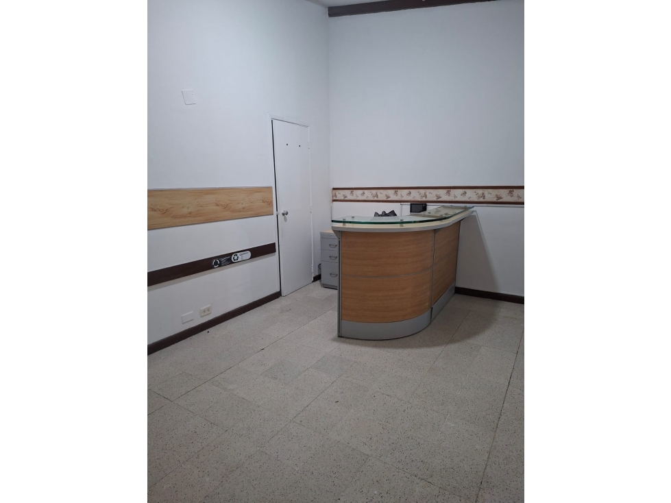 SE VENDE OFICINA EN MEDELLIN, sector SURAMERICANA.