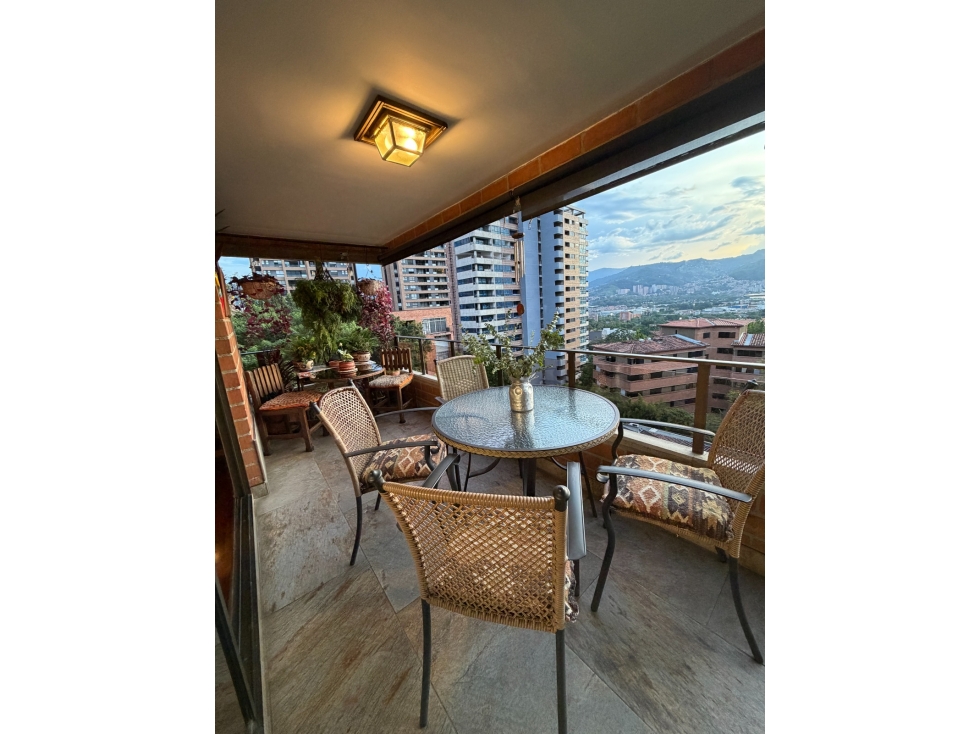 SE VENDE EXCLUSIVO APARTAMENTO EN EL POBLADO, sector CASTROPOL.