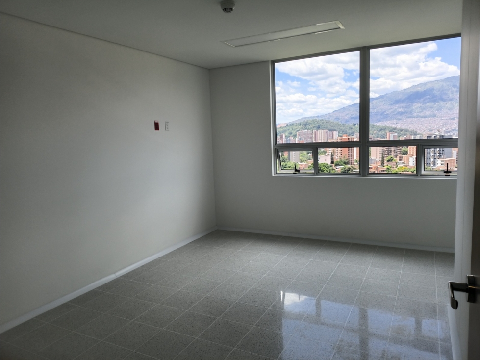 SE VENDE CONSULTORIO EN MEDELLIN, sector SAN JUAN