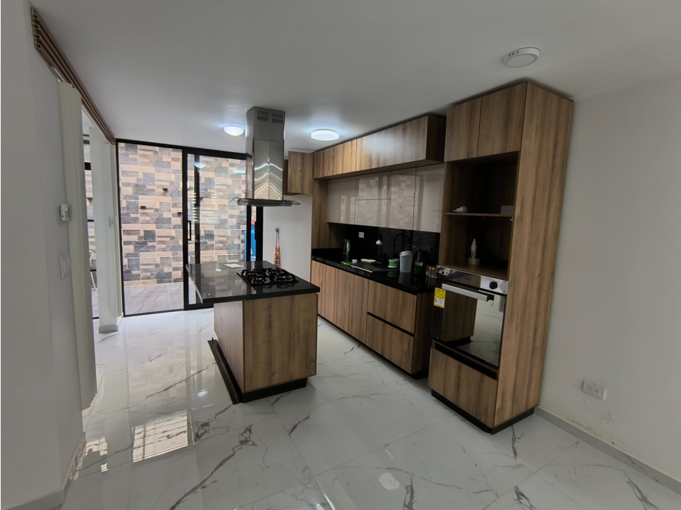 SE VENDE CASA EN EL CARMEN DE VIBORAL, ANTIOQUIA, PARQUE PPAL.