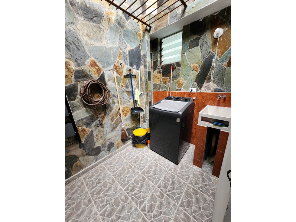 Se VENDE CASALOTE en LAURELES MEDELLÍN, Sector NOGAL. — foto 5