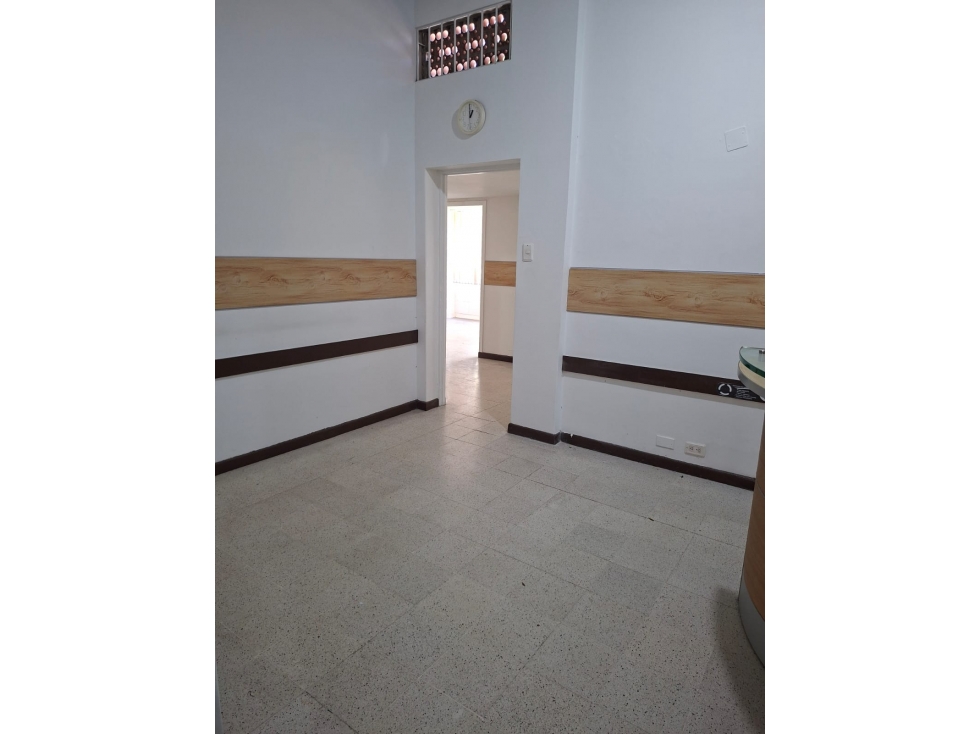 SE VENDE OFICINA EN MEDELLIN, sector SURAMERICANA. — foto 2