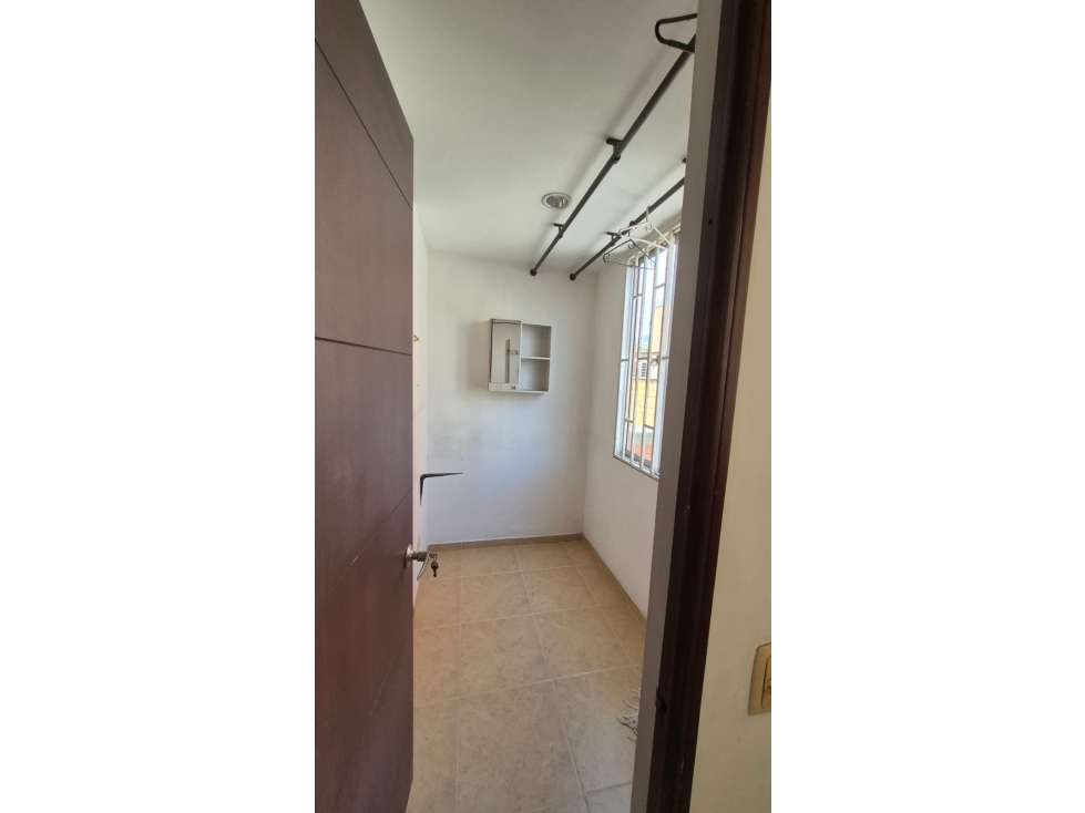 Se VENDE APARTAMENTO en LAURELES MEDELLÍN, Sector LAS ACACIAS. — foto 4