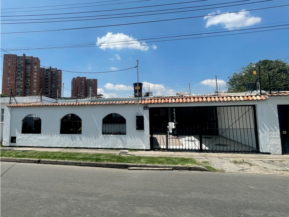 Se vende casa rentando con uso institucional en las Villas en Bogotá