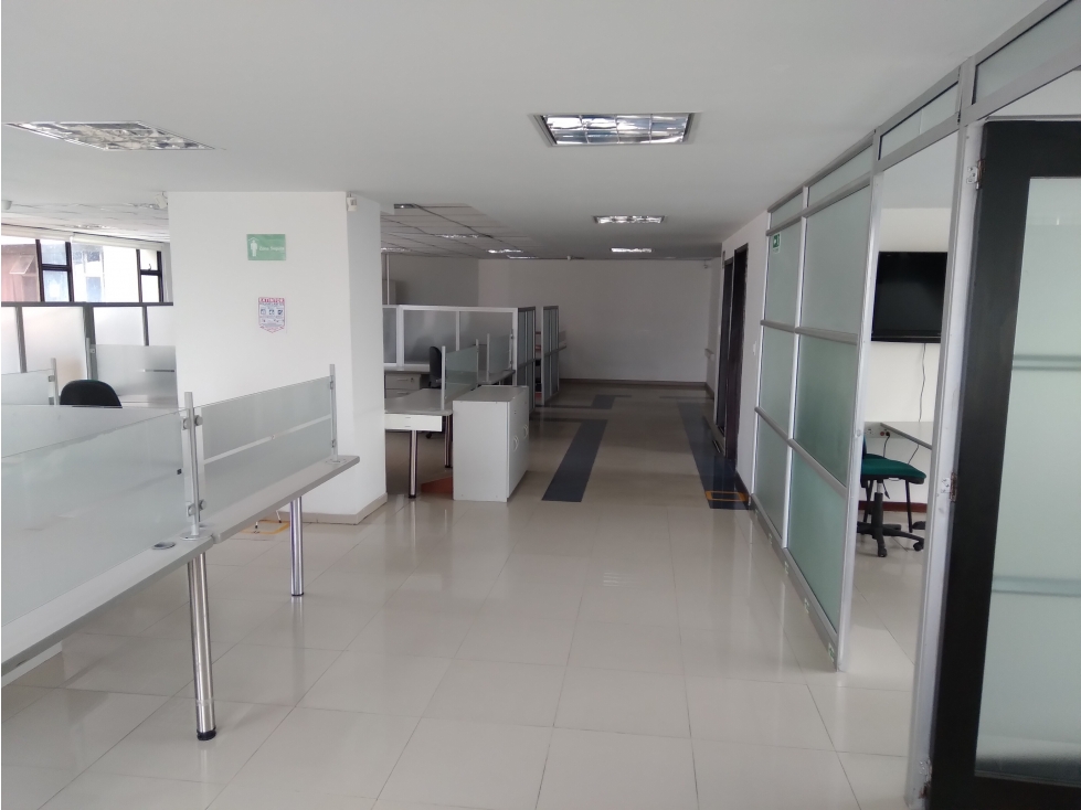 Arriendo oficina de 211 m2 amoblada en zona de Parque Nacional