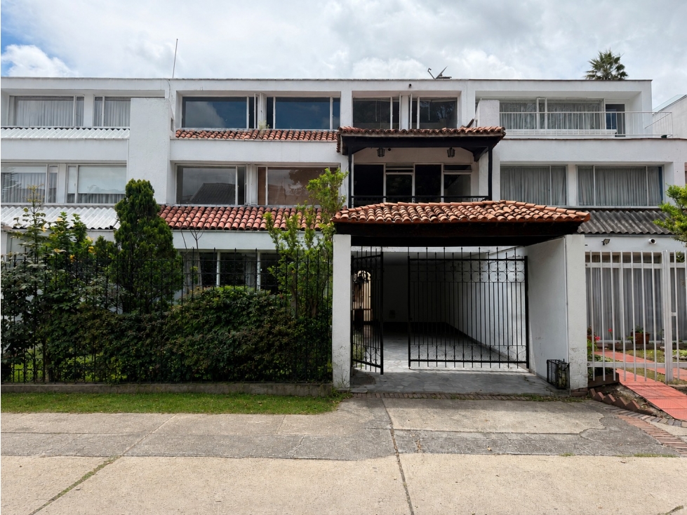 Casa amplia de 3 niveles en Niza Córdoba 335 m² construidos