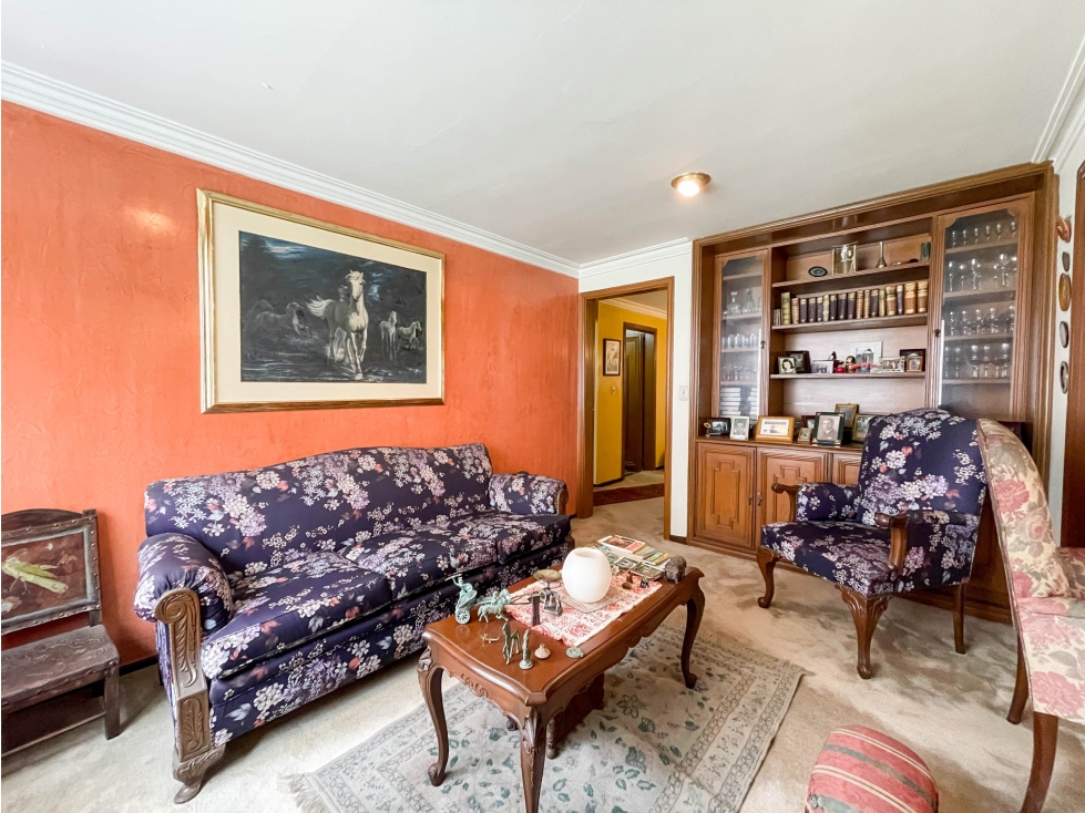 Venta apto para remodelar en Chicó edificio clásico — foto 4