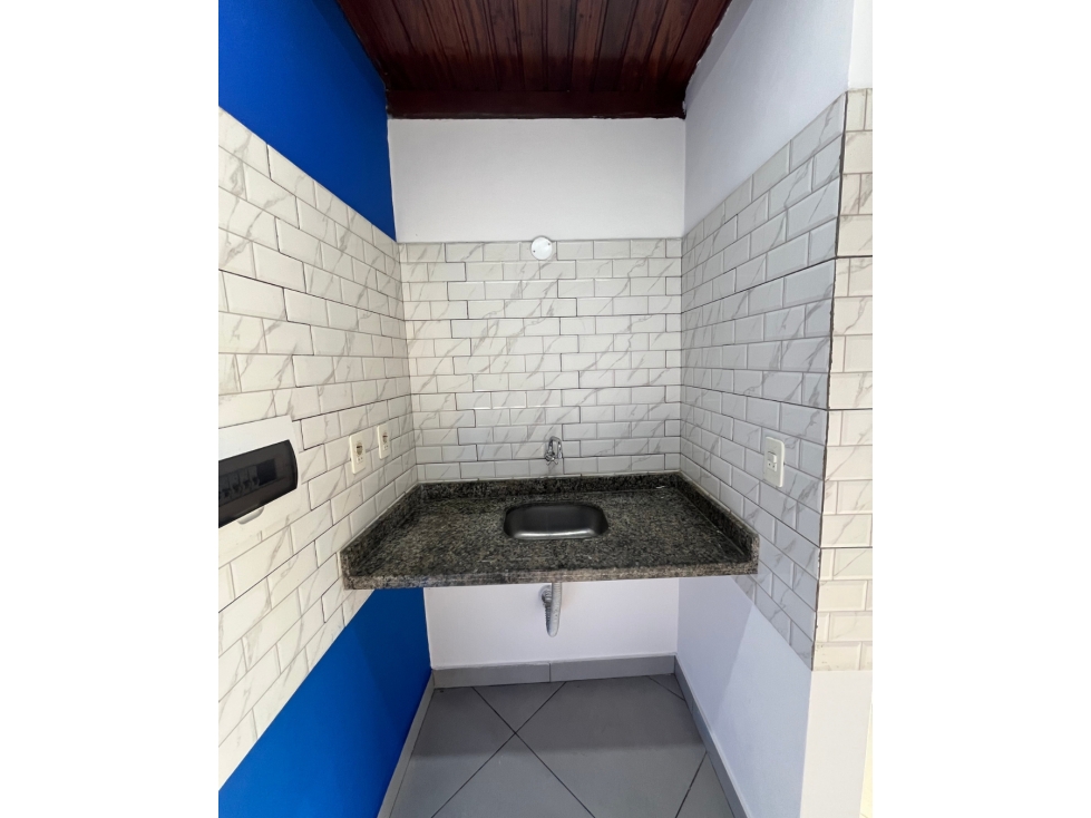 SALÓN COMERCIAL EN ALQUILER - ZONA BRASILIA - 4