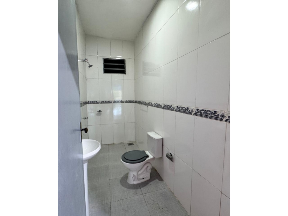 LOCAL COMERCIAL EN ALQUILER - ZONA 4 MOJONES - 5