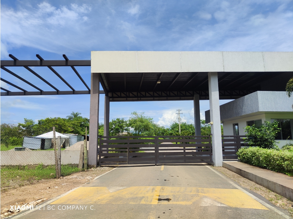 VENTA LOTE CON TRES FRENTES EN CONDOMINIO TURPIALES YOPAL.